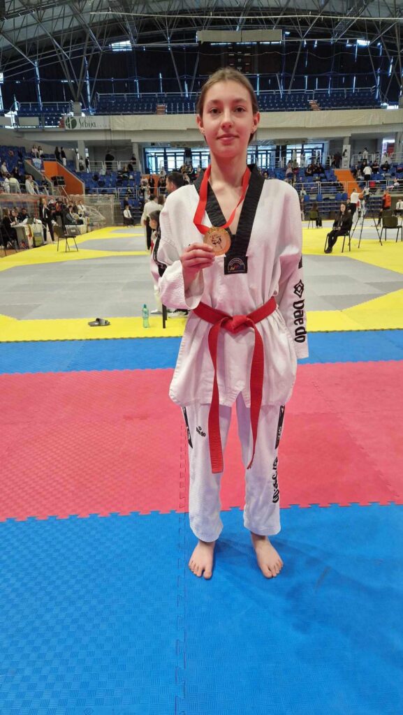 UČENICA NAŠE ŠKOLE LANA ZLATAREVIĆ S NOVIM MEDALJAMA