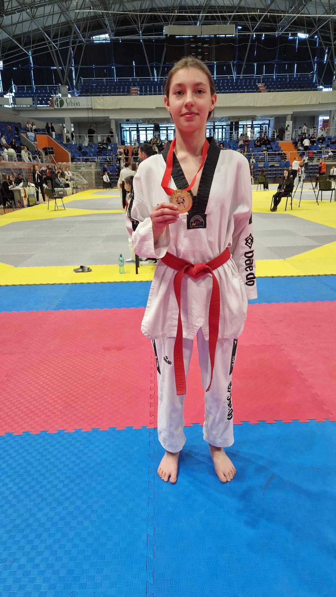 UČENICA NAŠE ŠKOLE LANA ZLATAREVIĆ S NOVIM MEDALJAMA