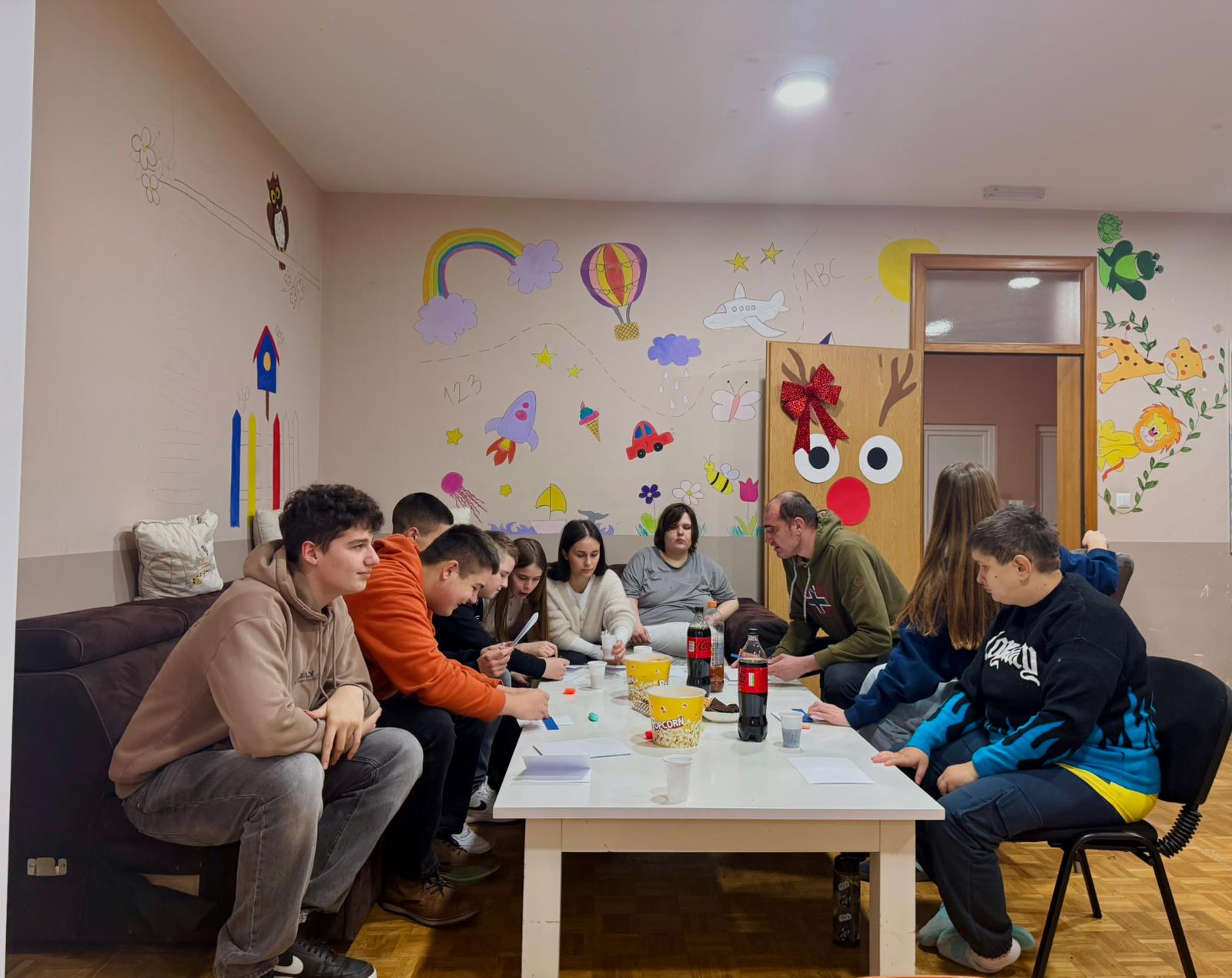 Učenici u pratnji školske socijalne radnice posjetili udrugu djece s teškoćama u razvoju “Put u život” Orašje